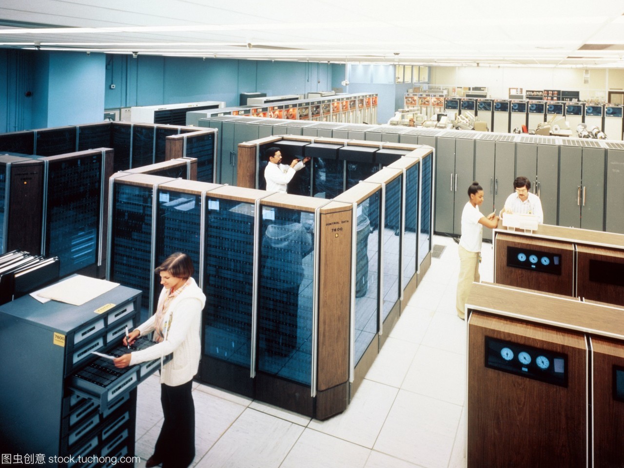 位于勞倫斯利弗莫爾國家實驗室llnl的cdc7600大型機之一。前景中的玻璃葉櫥柜擁有計算機的處理器。背景中的櫥柜是用于記錄或檢索信息,加載或保存程序的數據磁帶流。llnl有三部這樣的計算機,但它們的代碼正逐漸被轉移到更強大的cray-1超級計算機上。在llnl的cdc和cray計算機構成了世界上最大的研究計算機中心之一的心臟。